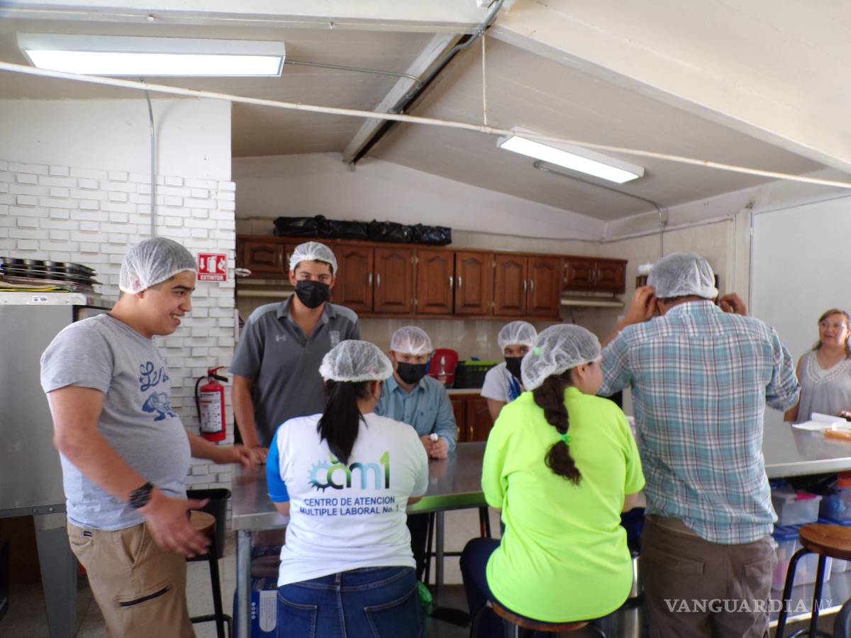$!En el CAM, un grupo de personas con alguna discapacidad, realizan labor de autoempleo ante los obstáculos de conseguir empleo en las empresas.