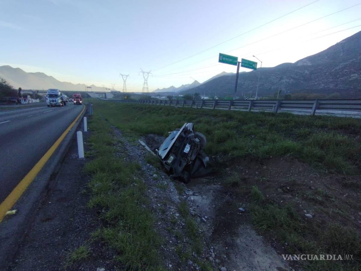 $!La Nissan X-Trail con placa de circulación HCT 881 G ingresó al arroyo central, volcó y quedó dentro de un drenaje pluvial.