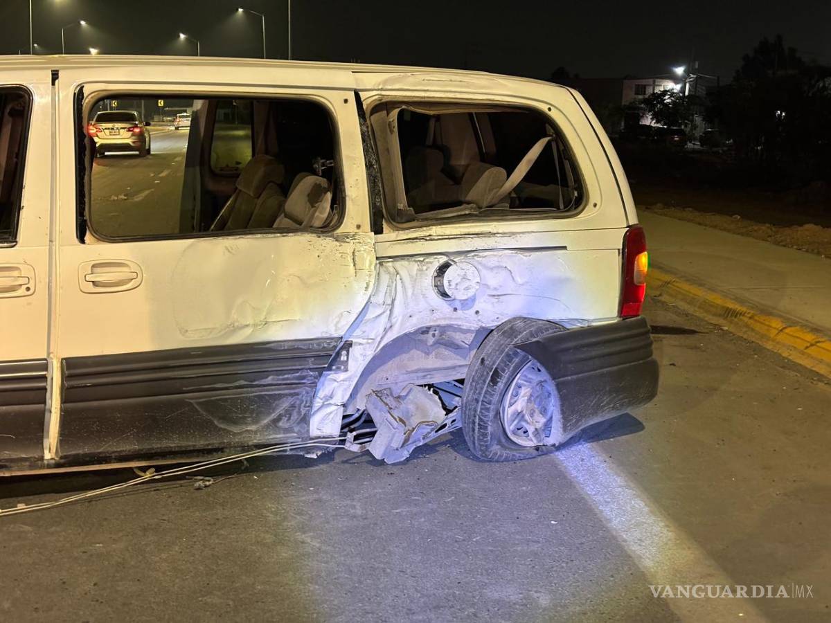 $!La unidad cruzó hacia los carriles contrarios antes de estrellarse, lo que generó momentos de riesgo para otros automovilistas que circulaban por la zona.