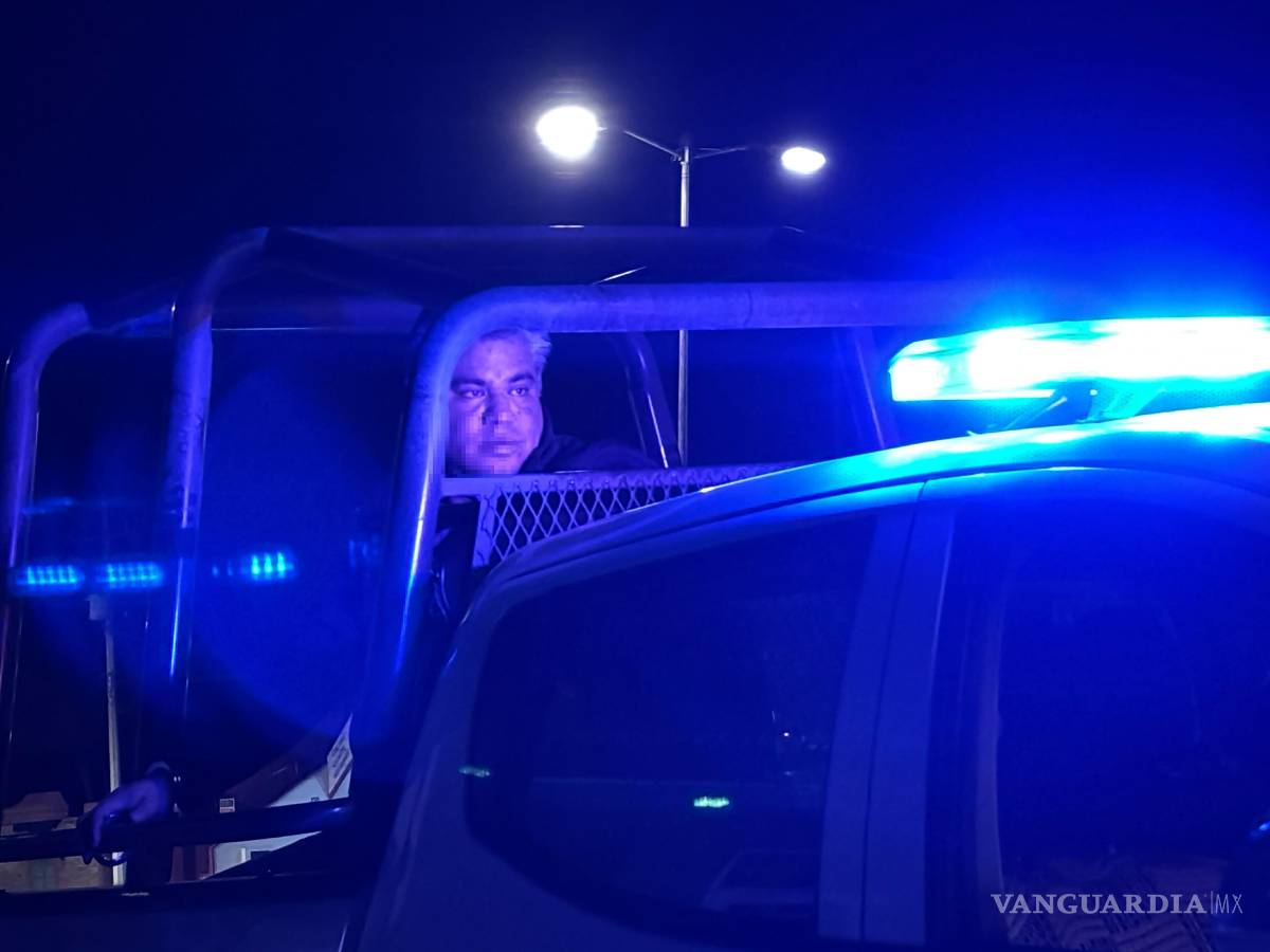 $!Elementos de Tránsito Municipal acudieron al sitio del accidente durante la madrugada, donde realizaron la detención del conductor responsable debido a su estado etílico.