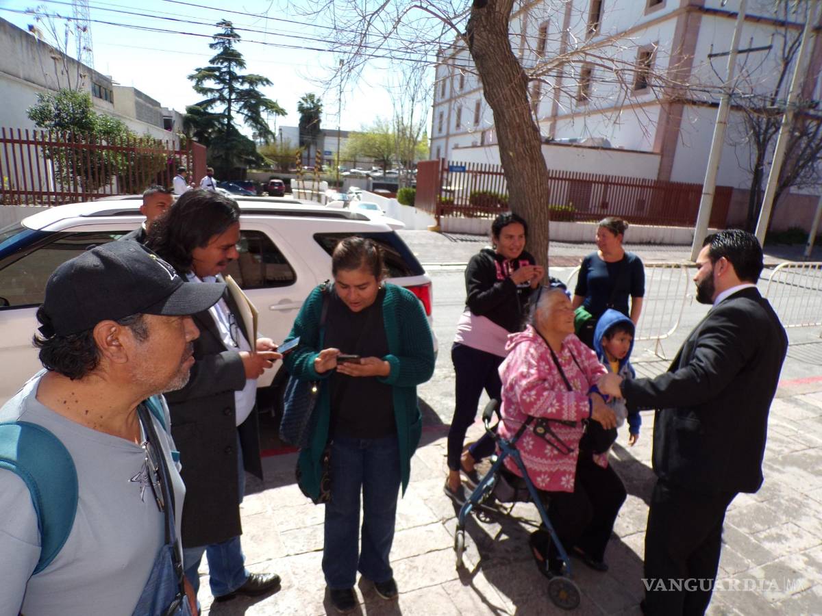 $!El diputado local, Alberto Hurtado atiende a un grupo de personas a las afueras del Congreso de Coahuila, quienes llegaron a pedirle un apoyo, pero se negó porque no traía.