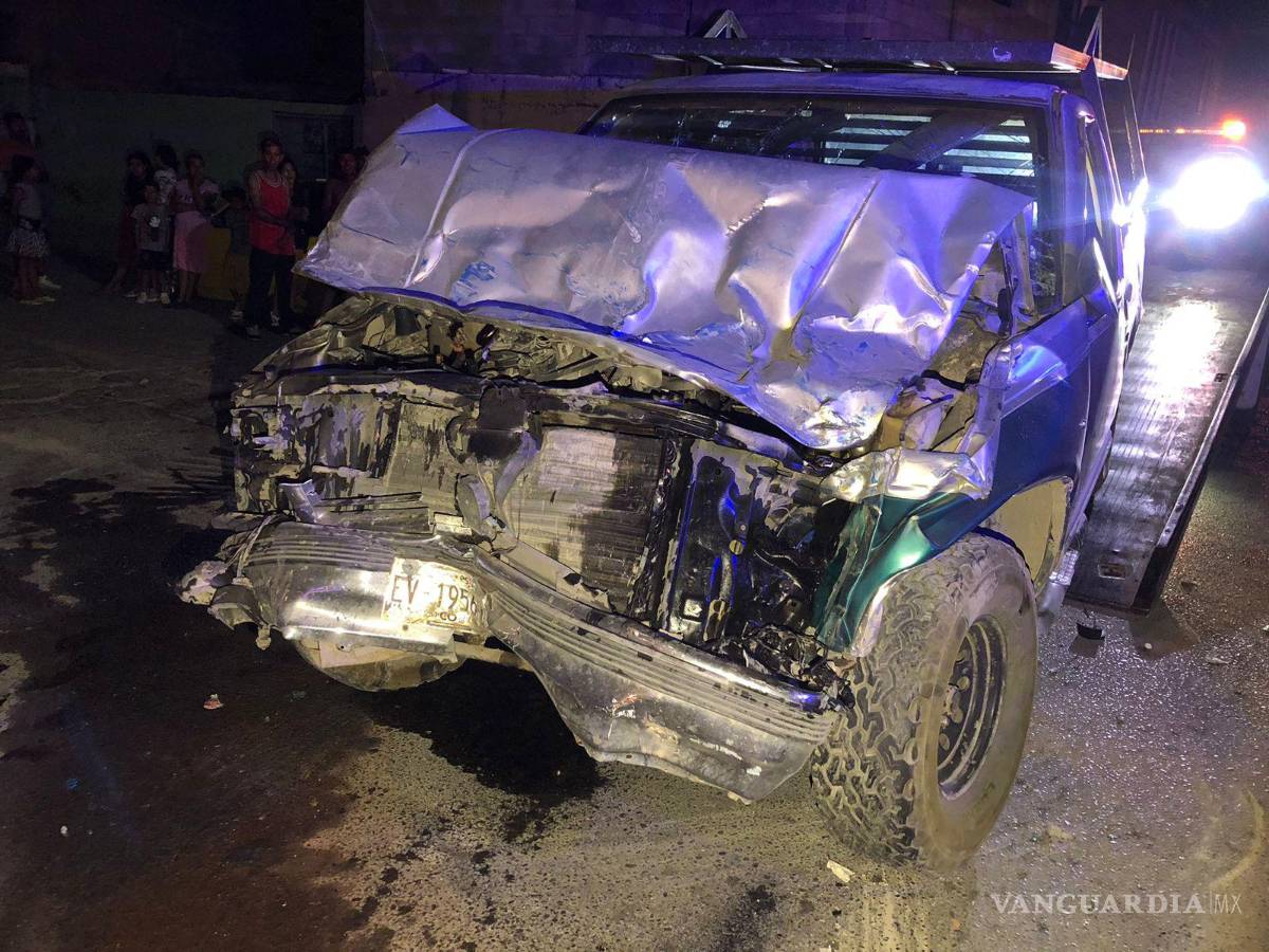 $!La camioneta de la marca Chevrolet quedó inservible.