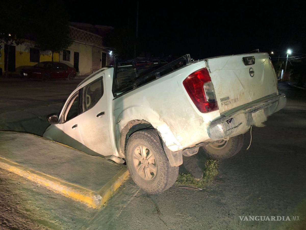 $!Elementos de tránsito municipal llegaron al lugar para evaluar la situación después de que el conductor ebrio terminara con su camioneta dentro del drenaje pluvial.