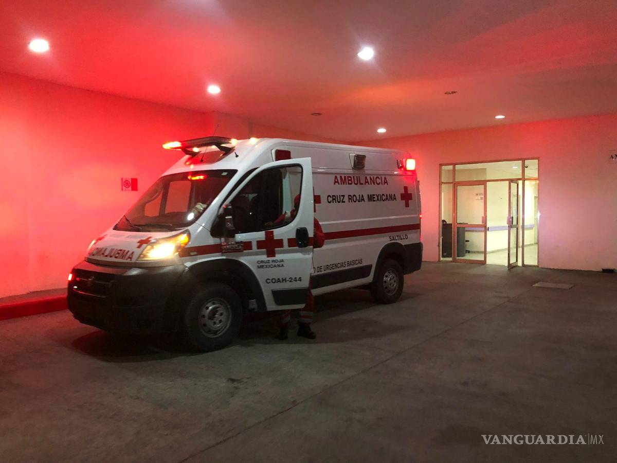 $!Los paramédicos de la Cruz Roja intentaron salvar la vida del atropellado, pero no pudieron evitar su deceso.