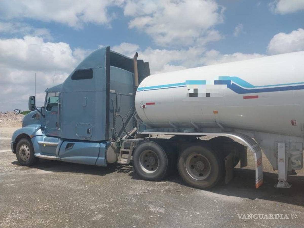 $!En el sitio también se localizó una unidad tipo pipa, la cual también quedó asegurada por las autoridades