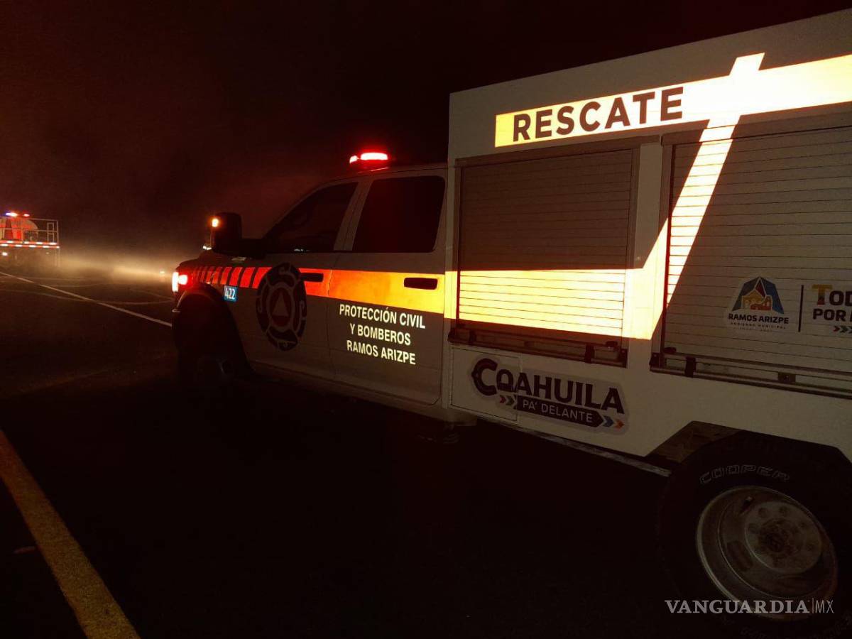 $!Protección Civil atendió la emergencia y evitó que las llamas alcanzaran la totalidad de la carga.