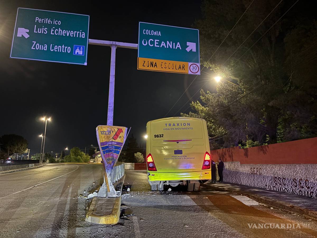$!Autoridades de tránsito realizaron las labores de abanderamiento en la zona del percance para evitar otro accidente, mientras se llevaban a cabo las diligencias correspondientes tras el choque.
