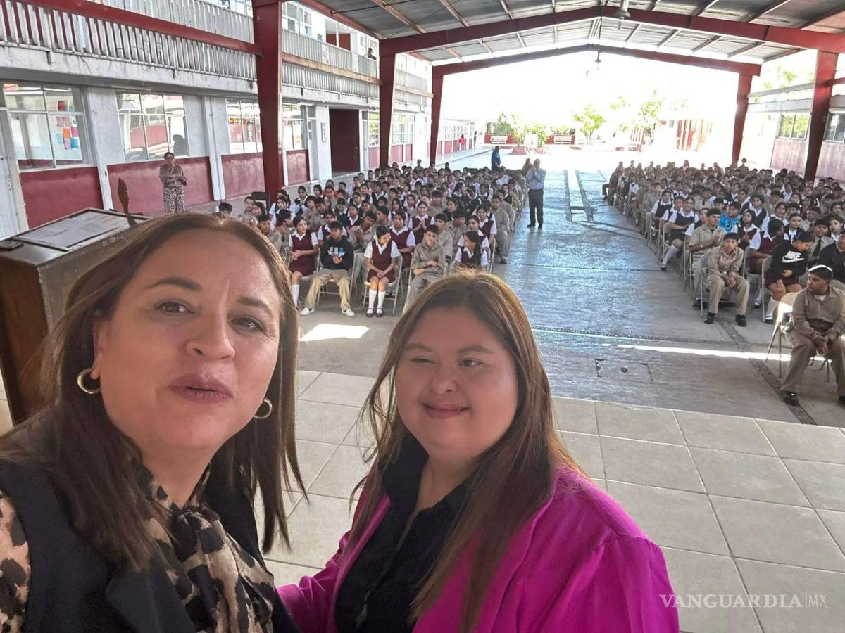 $!Una selfie después de una charla a estudiantes en donde Brely ha sido ejemplo para muchas personas.
