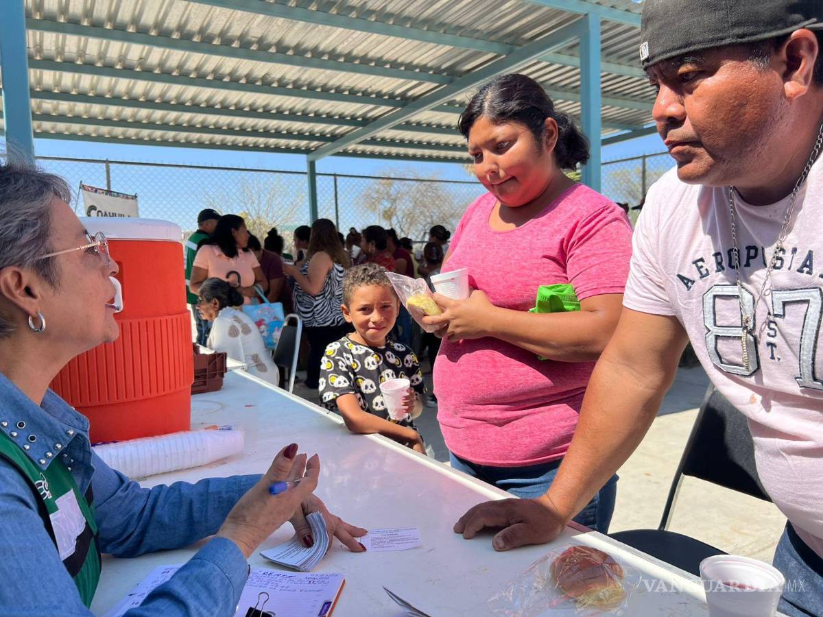 $!Decenas de familias acudieron a recibir orientación médica.