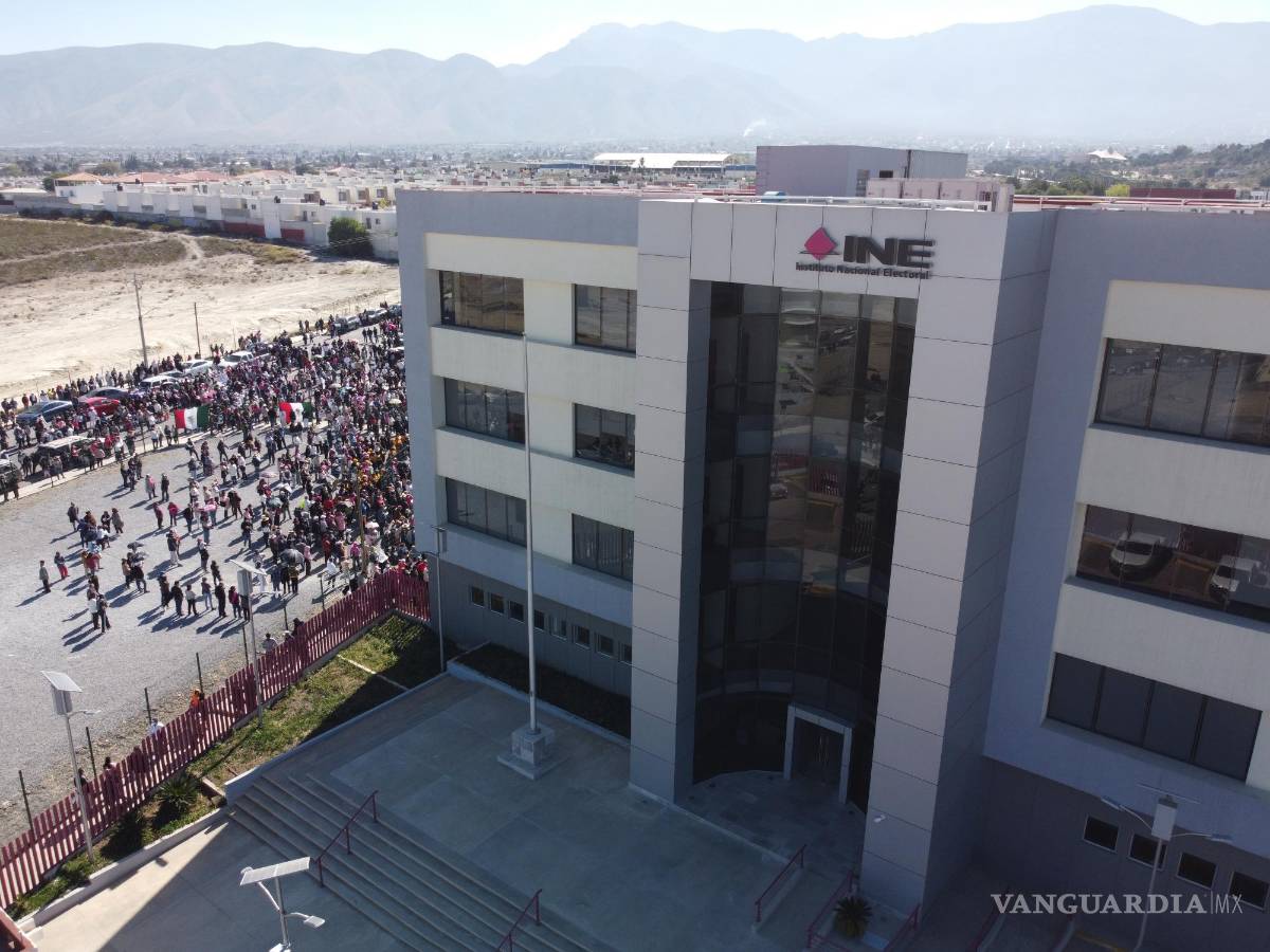 $!Grupos políticos y ciudadanos se reunieron en la sede estatal del INE, donde expresaron estar en contra de la Reforma Electoral.