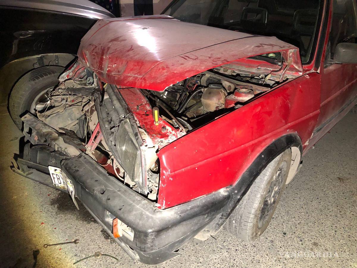 $!El Jetta terminó destrozado.