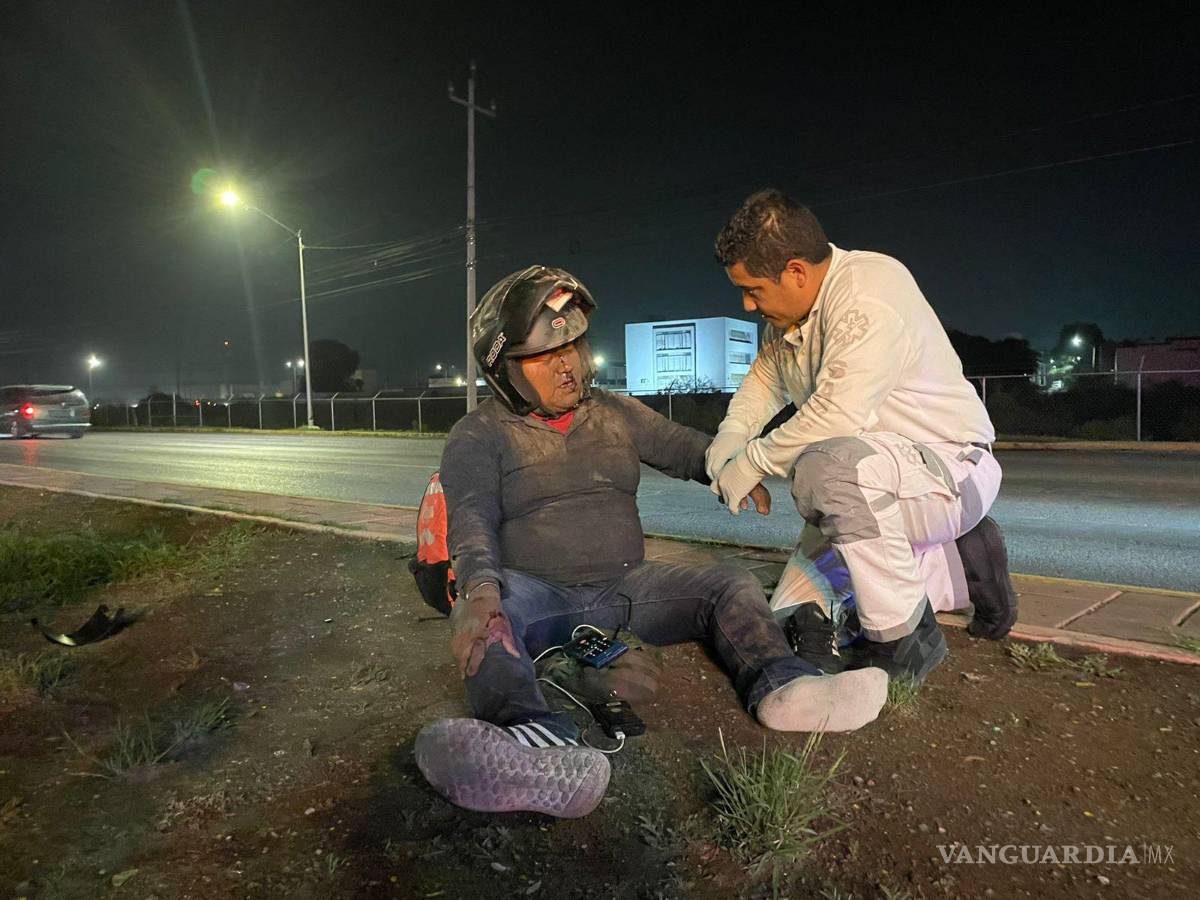 $!Paramédicos de la Secretaría de Salud acudieron al percance para la valoración del motociclista.