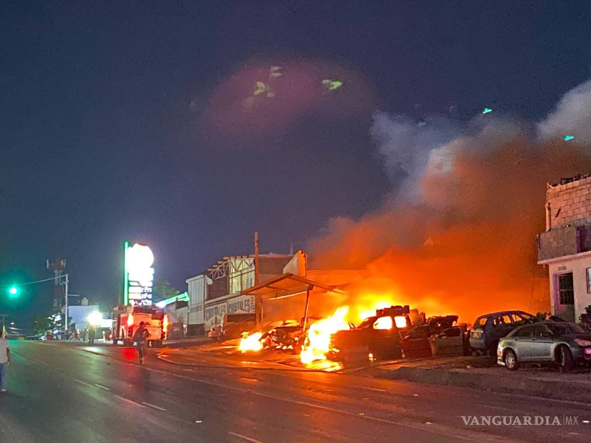 $!La Policía Municipal acordonó la zona y cerró parcialmente la circulación en ambos sentidos del bulevar mientras se desarrollaban las labores para sofocar el incendio y garantizar la seguridad de los automovilistas.