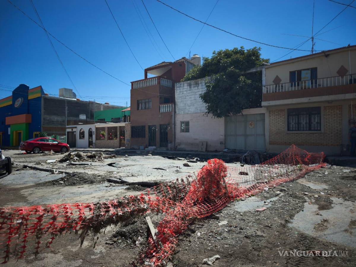 $!Reparaciones mal planeadas o incompletas en banquetas y canales contribuyeron a que el socavón se formara nuevamente en el mismo lugar. | Foto: Homero Sánchez