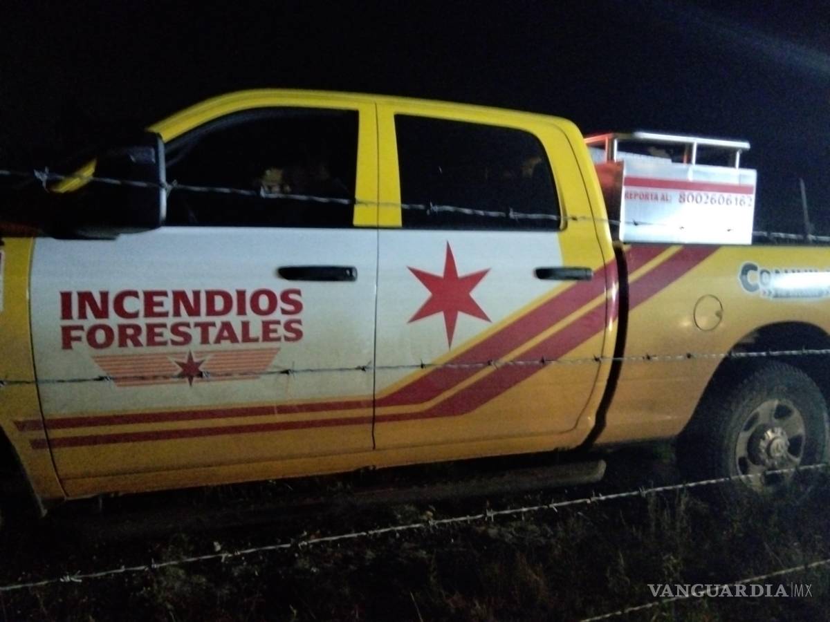 $!Brigadistas y elementos de Protección Civil acudieron a atender el reporte de la fogata encendida en la zona boscosa de Arteaga.