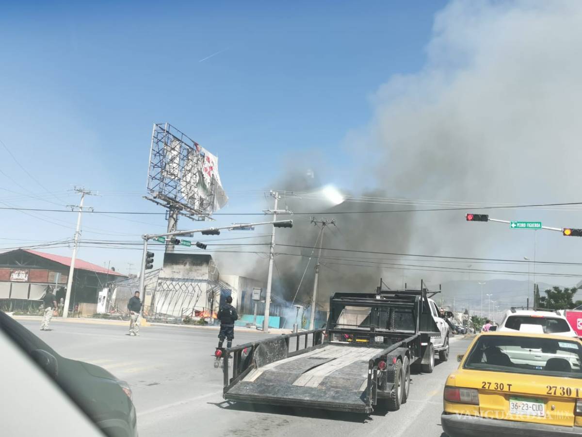$!Cortocircuito provoca un gran incendio que reduce a cenizas a restaurante en Saltillo; ya se les había advertido del desperfecto