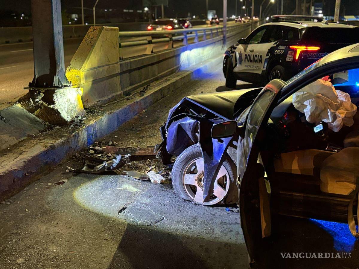 $!Elementos de Tránsito Municipal aseguraron el área del accidente para evitar más riesgos en la circulación de la zona.