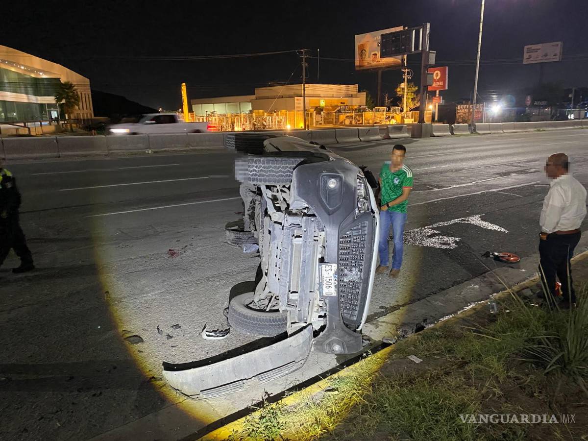 $!El aparatoso accidente ocurrió a la altura de la colonia Valle Hermoso, donde la unidad impactó contra el cordón cuneta del camellón central, el cual funcionó como rampa y provocó la volcadura.