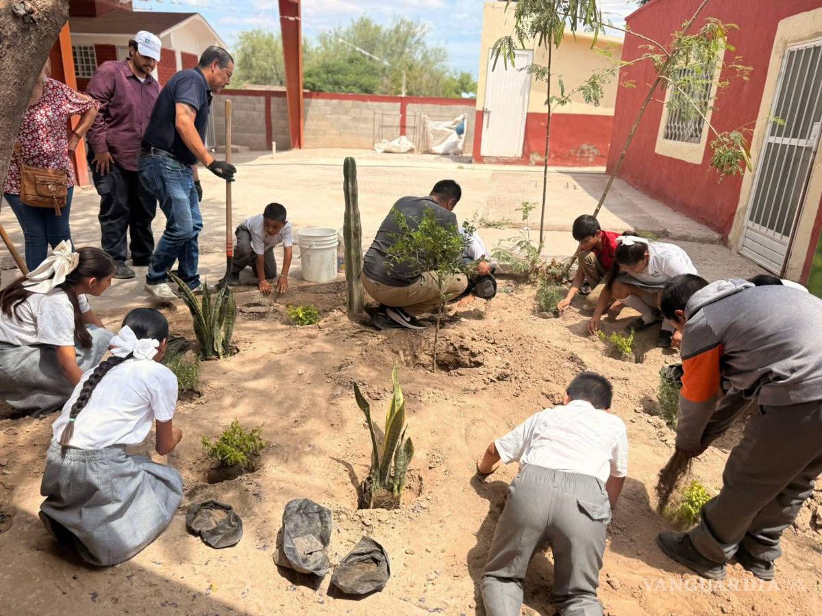 $!Como parte del proyecto, alumnos y maestros utilizarán la aplicación iNaturalistMX para registrar la flora y fauna presente en los jardines, contribuyendo al monitoreo de la biodiversidad en Torreón.