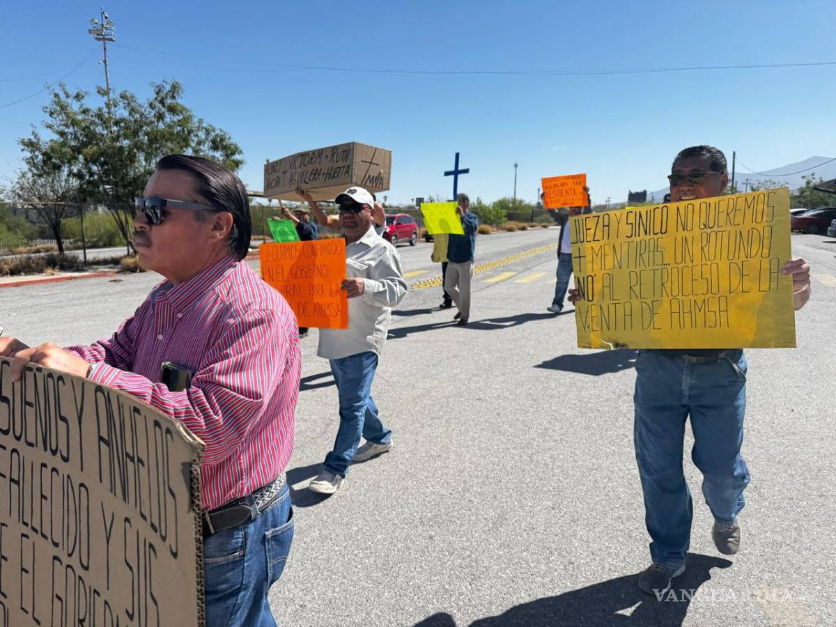 $!La manifestación inició en las instalaciones de la acerera, recorriendo avenidas principales de Monclova para visibilizar el reclamo de miles de familias.