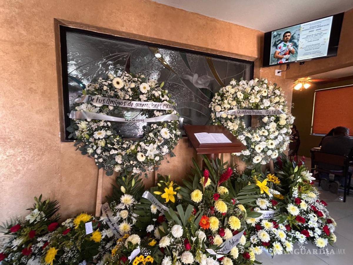 $!Arreglos florales y mensajes de despedida acompañaron la velación del boxeador castañense.