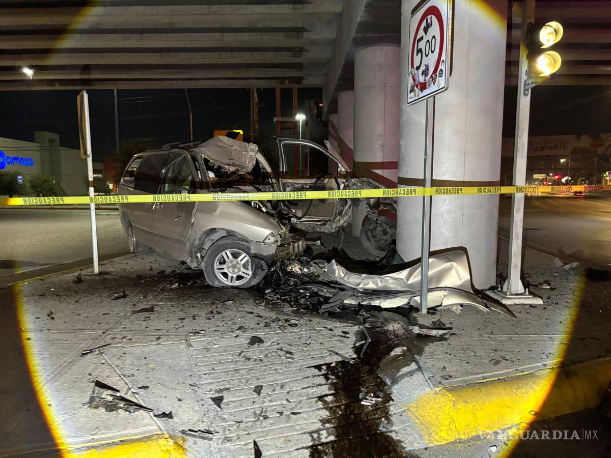 $!Elementos de Tránsito Municipal acordonaron la zona tras el fatal accidente ocurrido de madrugada.