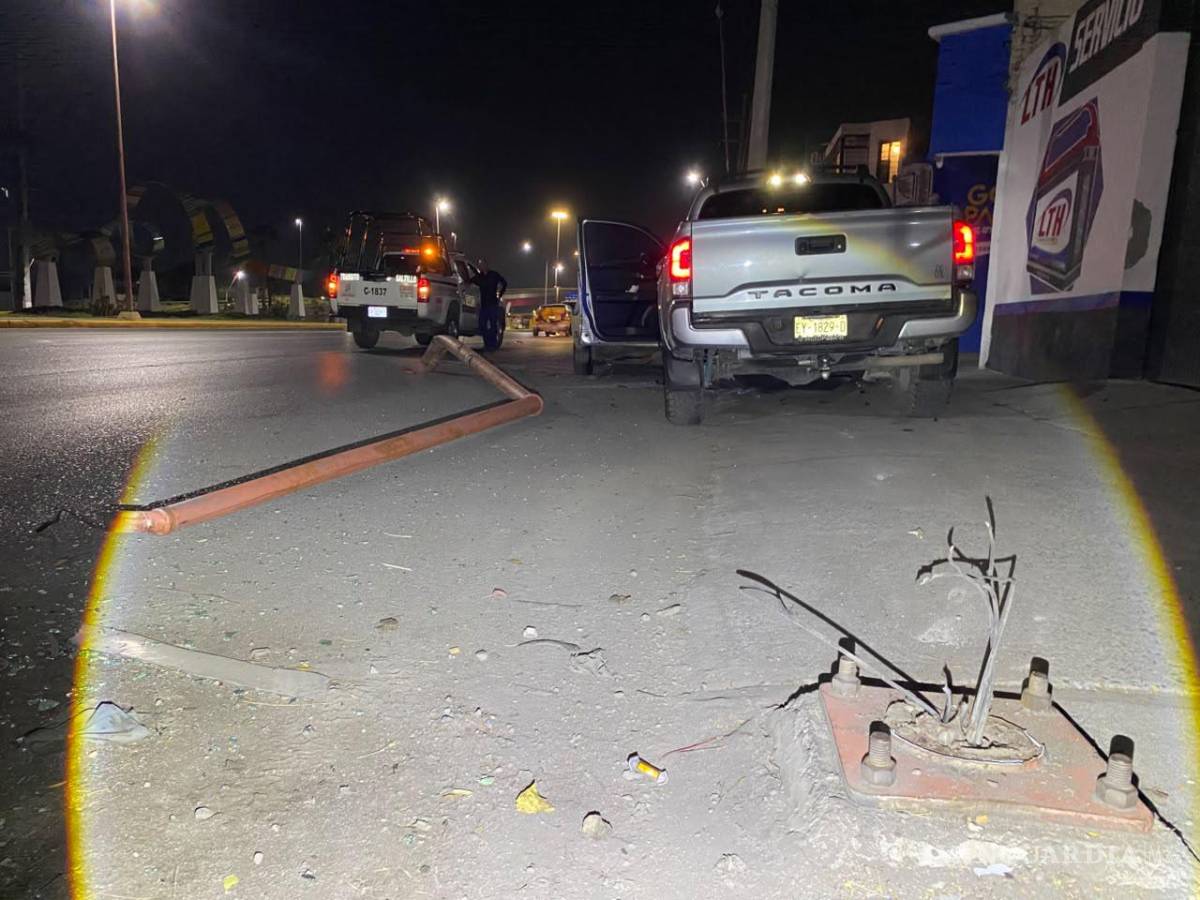 $!El impacto dejó daños en tres vehículos y derribó una luminaria sobre el bulevar Paseo de la Reforma.