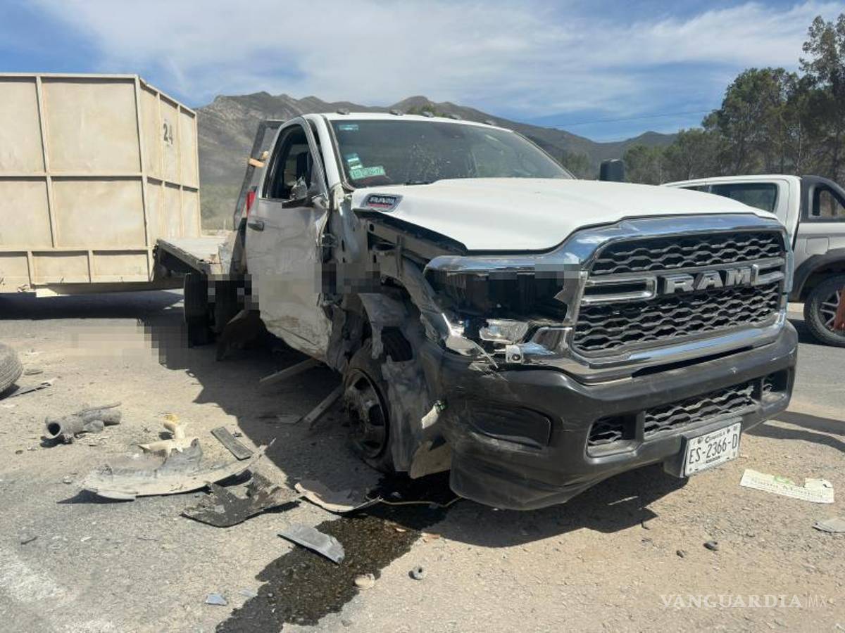 $!La camioneta RAM que transportaba una tráila recibió el impacto frontal y quedó atravesada sobre la carretera en dirección a Derramadero.