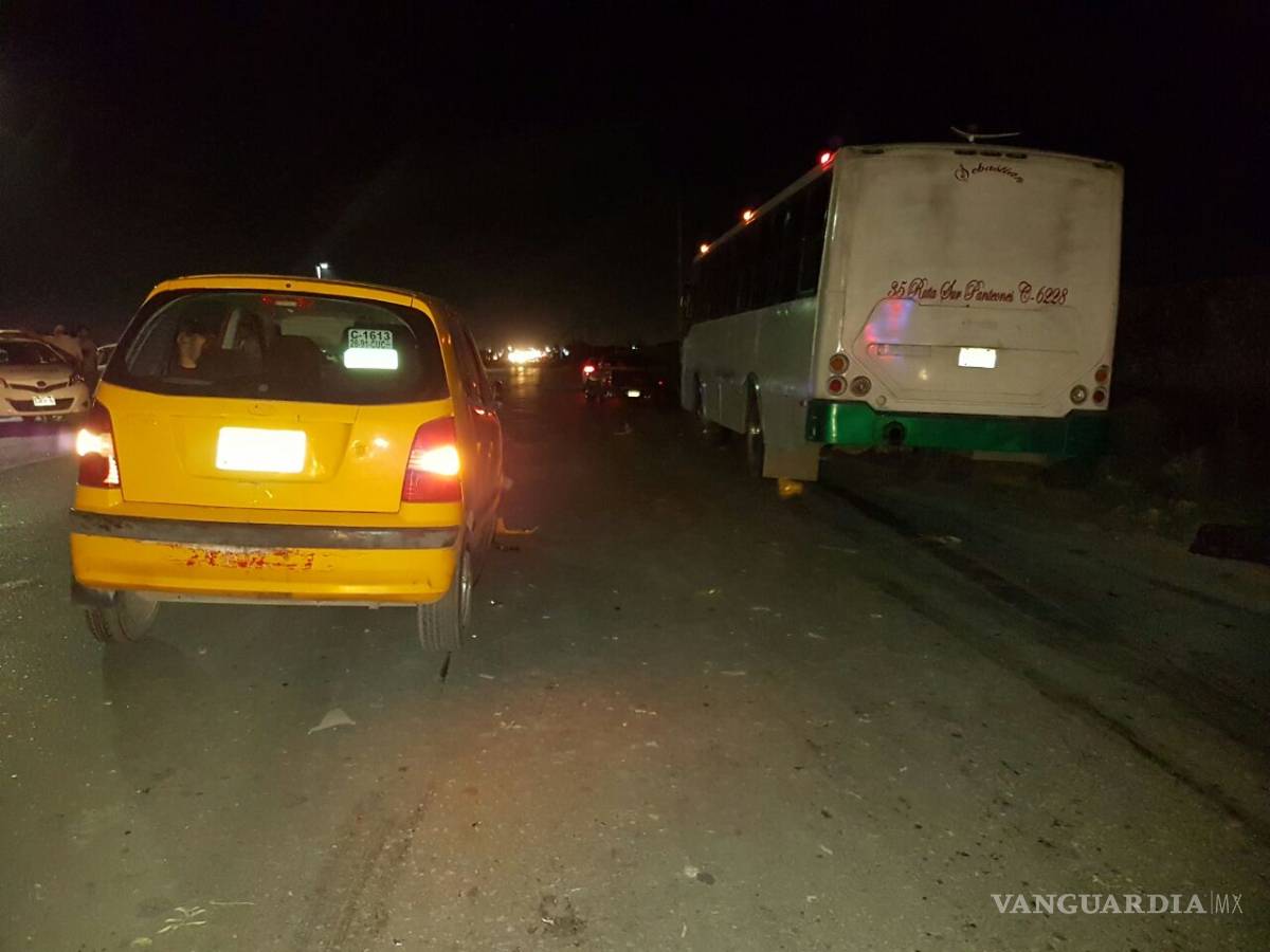 $!Tras chocarlo taxi motociclista de Torreón queda bajo autobús y muere