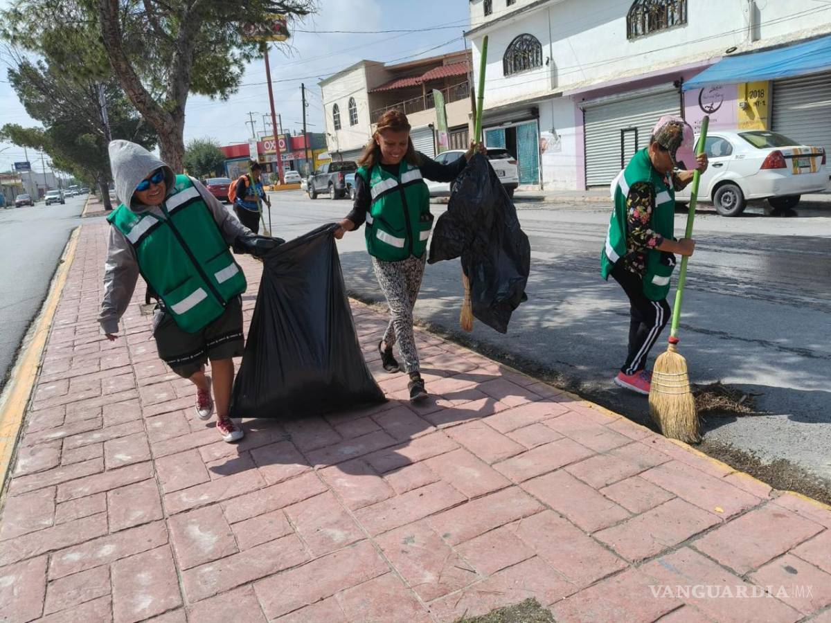 $!El programa Ola Verde brinda empleo digno a mujeres jefas de familia, al tiempo que mejora la calidad de vida en diversas colonias del municipio.