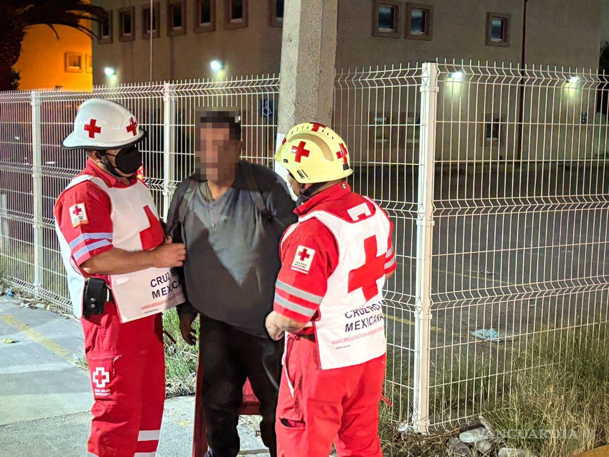 $!El motociclista se negó a ser trasladado a un hospital tras la valoración médica.