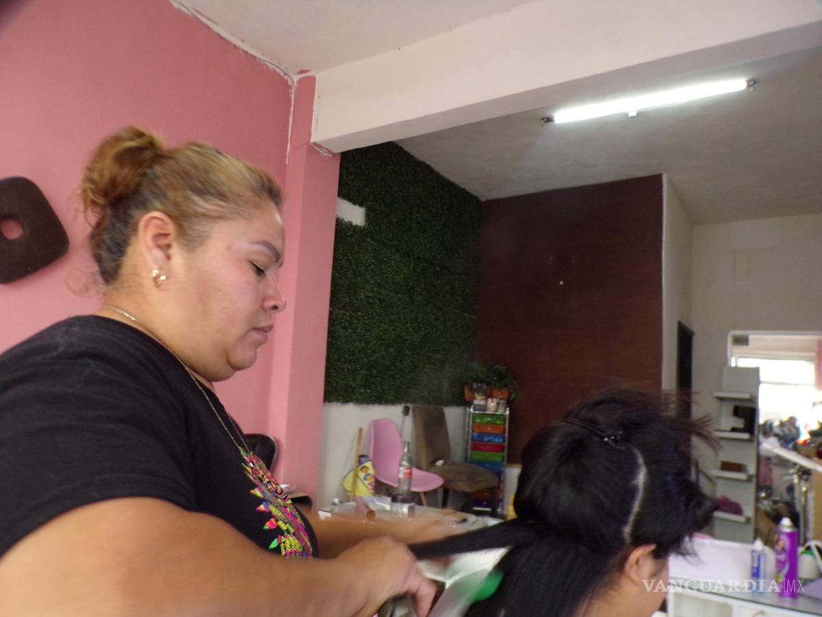 $!Faby arregla a una clienta en el salón de belleza donde ya es reconocida en el sector de Tierra y Libertad. Hace faciales, cortes, alaciados y un sinfín de trabajos.