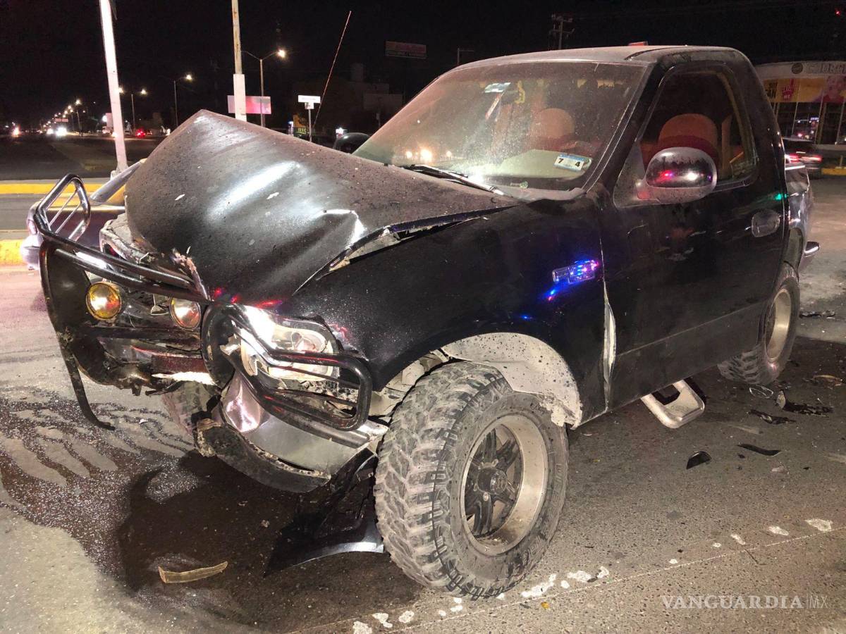 $!Las autoridades detuvieron al presunto responsable, quien transitaba a alta velocidad y en estado de embriaguez, ignorando el semáforo en rojo que desencadenó el impactante accidente.