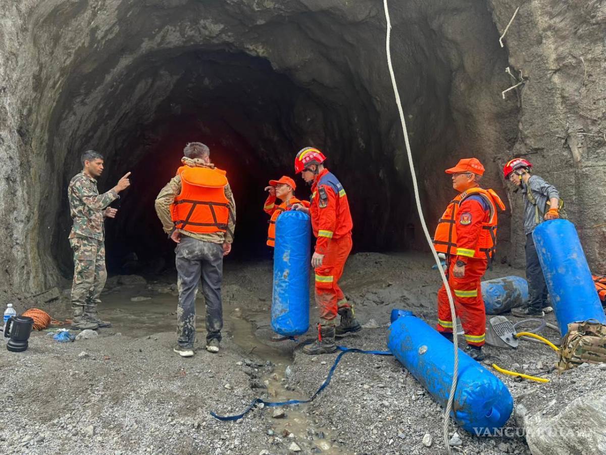 $!En esta imagen, distribuida por el ejército de Nepal, militares participan en una operación de rescate en el proyecto hidroeléctrico de Upper Trishuli, Nepal.
