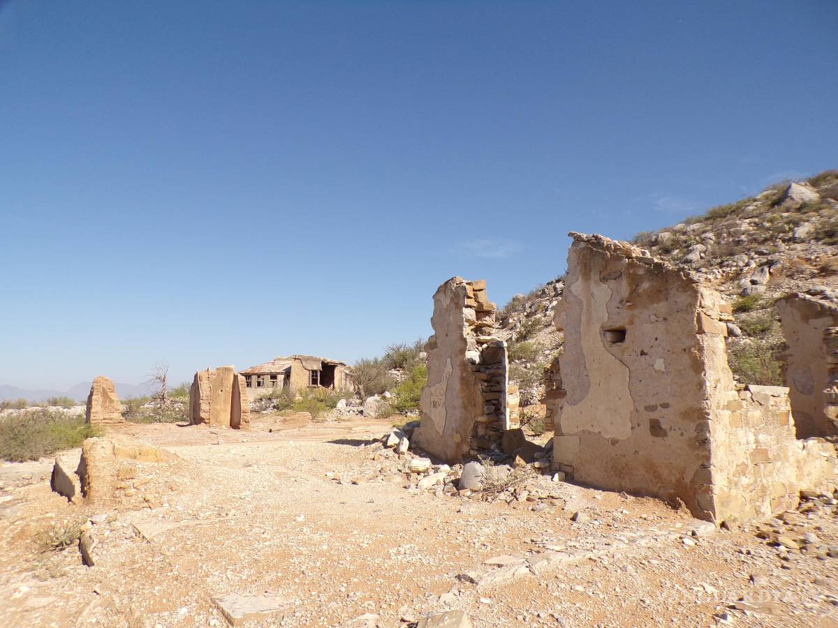 $!A lo lejos se observan los vestigios de lo que antes fue un boyante pueblo minero convertido en ruinas de adobe y roca.