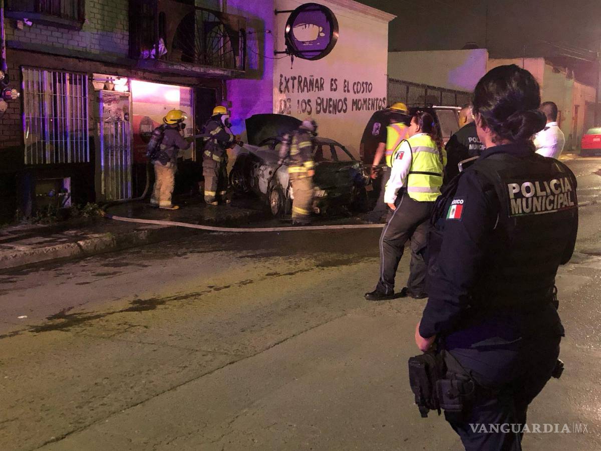 $!Los bomberos trabajaron arduamente para extinguir el fuego y evitar que se propague a las viviendas cercanas.