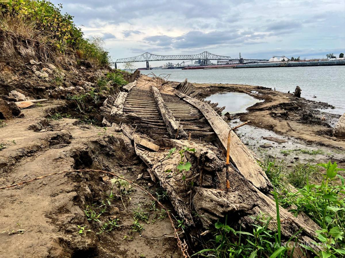 $!Los restos de un barco yacen a orillas del río Mississippi en Baton Rouge, Luisiana.