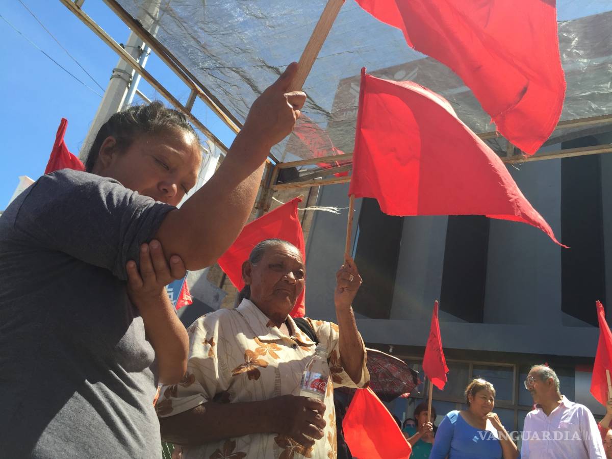 $!En Saltillo, antorchista ser plantan en el Infonavit para exigir freno a desalojos