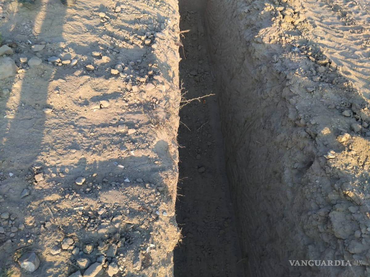 $!Zanjas de dos metros bloquean accesos directos de campesinos a la autopista.