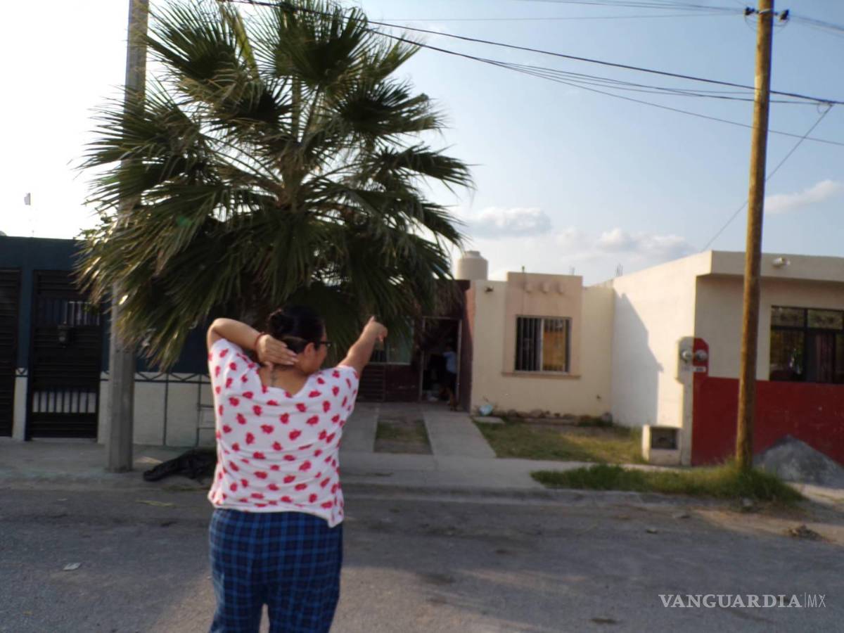 $!Ir con los vecinos para pedir que le dejen llenar un garrafón de agua se ha vuelto una fatigosa rutina para Juanito, un niño que ya está harto de ver malas caras.