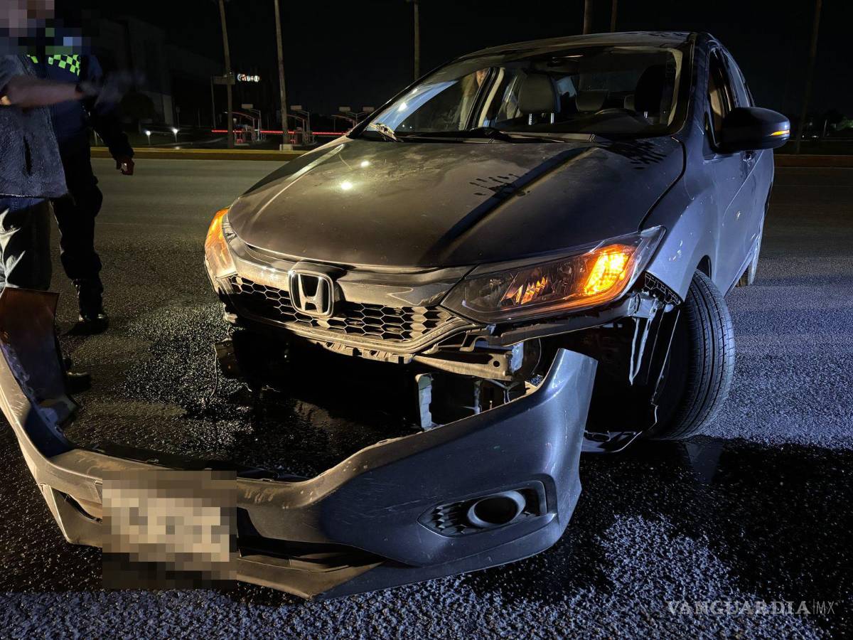 $!Testigos ayudaron al joven a salir del auto y a colocar el vehículo nuevamente sobre sus ruedas.