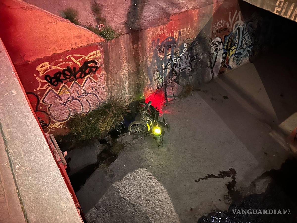 $!Hasta que vecinos de la colonia Ignacio Zaragoza reportaron una luz que salía desde el drenaje pluvial fue que las autoridades encontraron el cuerpo.