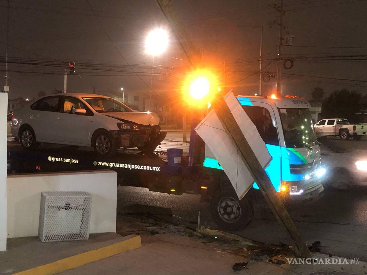 $!Una grúa transportó el automóvil a un corralón, donde permanecerá hasta que se resuelva el caso.