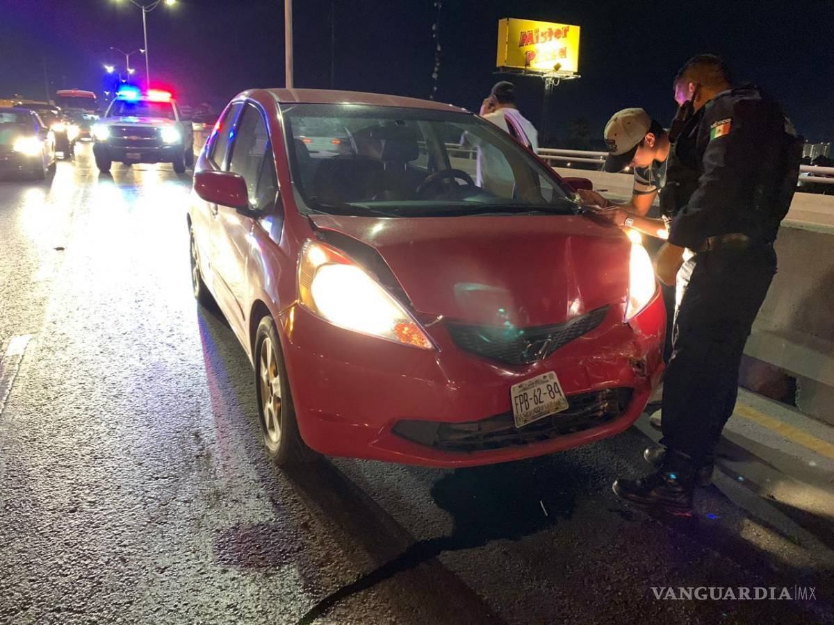 $!Vehículo descompuesto ocasiona carambola en Saltillo