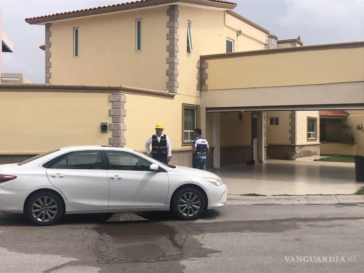 $!Las cuadrillas de CFE han encontrado casas en zonas residenciales que se cuelgan del suministro eléctrico.