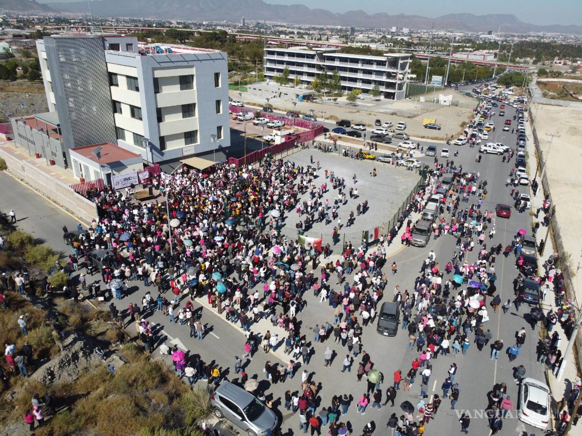 $!Grupos políticos y ciudadanos se reunieron en la sede estatal del INE, donde expresaron estar en contra de la Reforma Electoral.