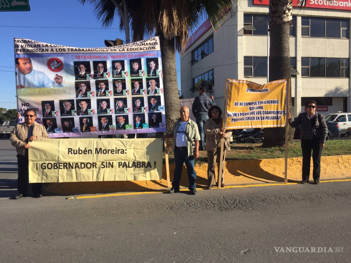 $!Maestros se manifiestan contra Rubén Moreira en su Quinto Informe de Gobierno