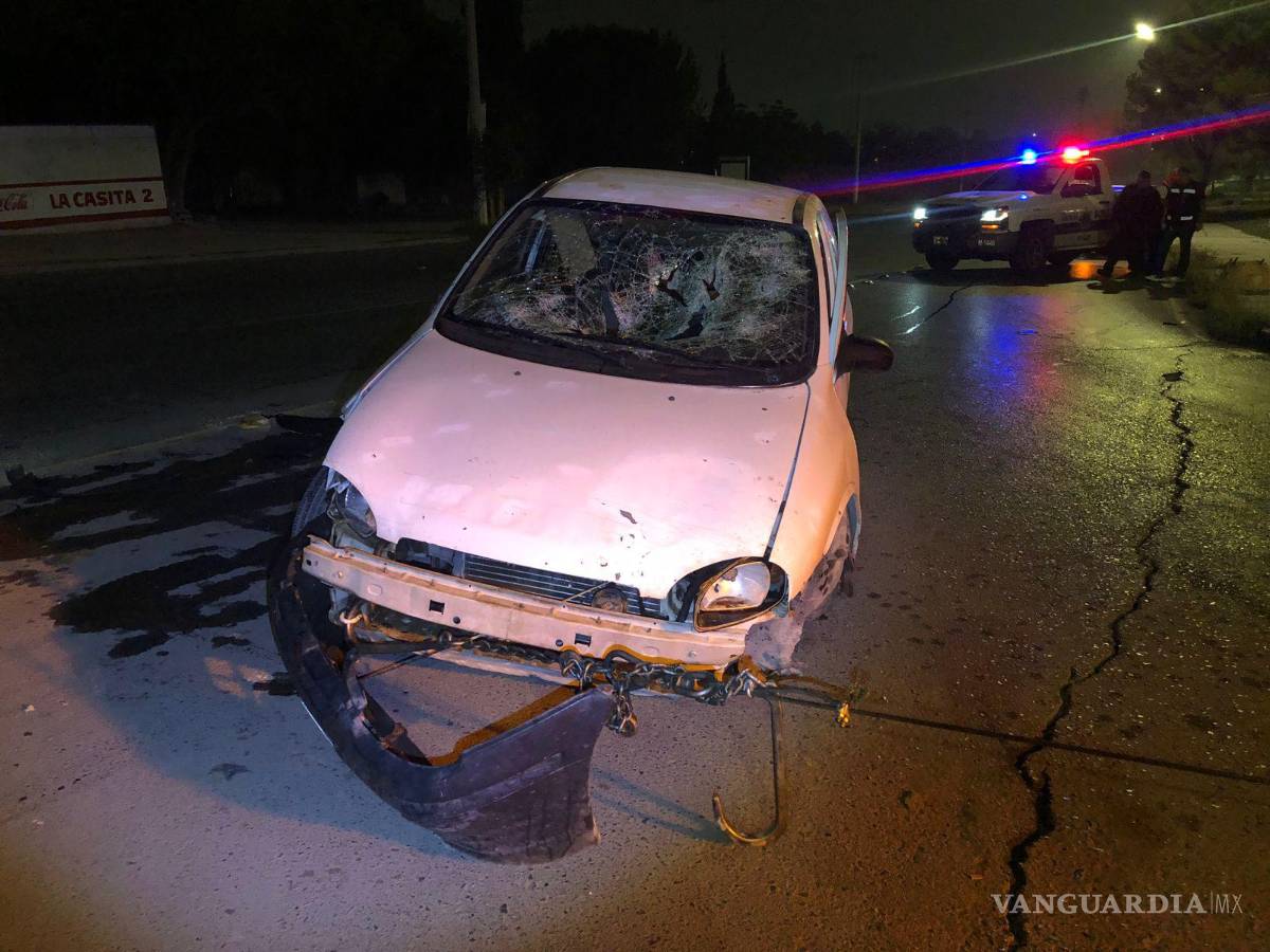 $!El vehículo siniestrado fue remolcado por una grúa para luego ser trasladado a un corralón.