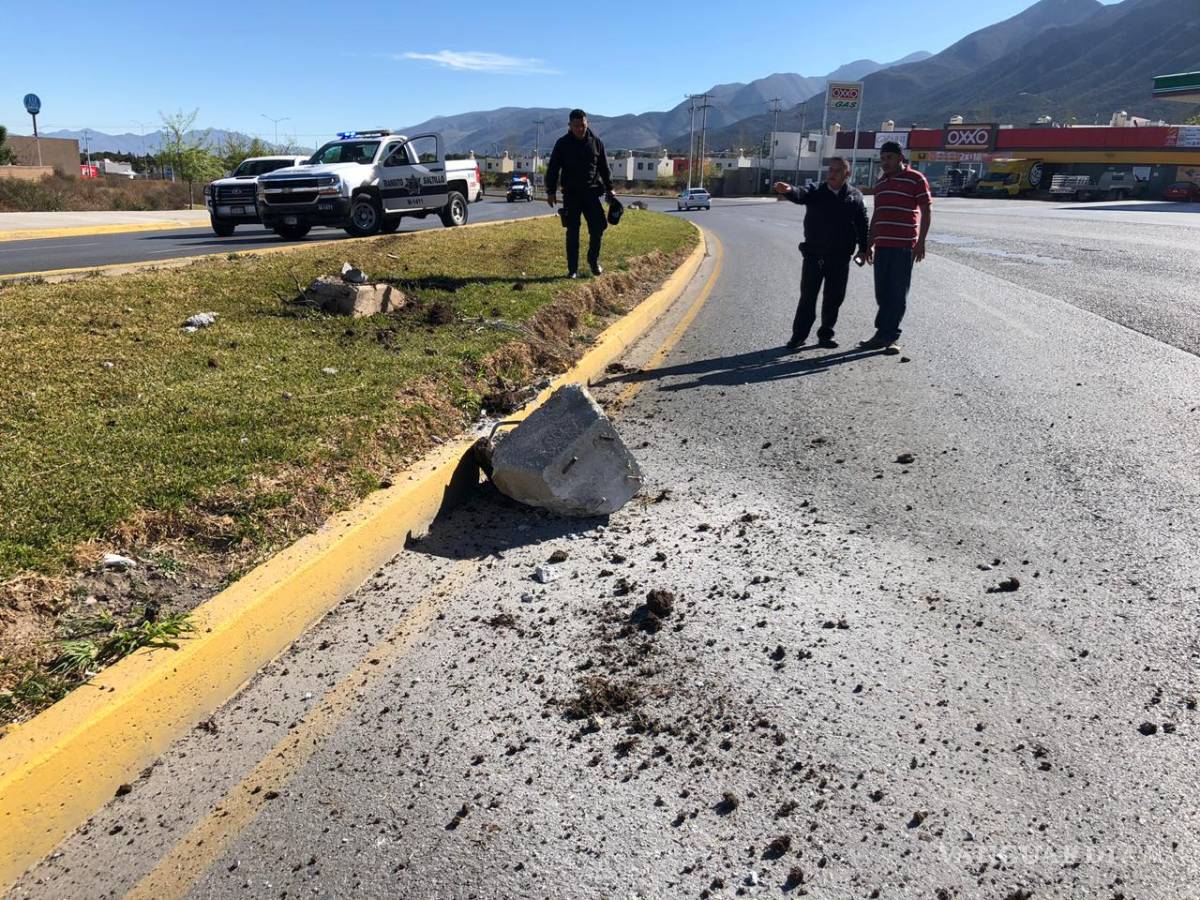 $!Grúa se impacta contra pipa de Municipio en Saltillo