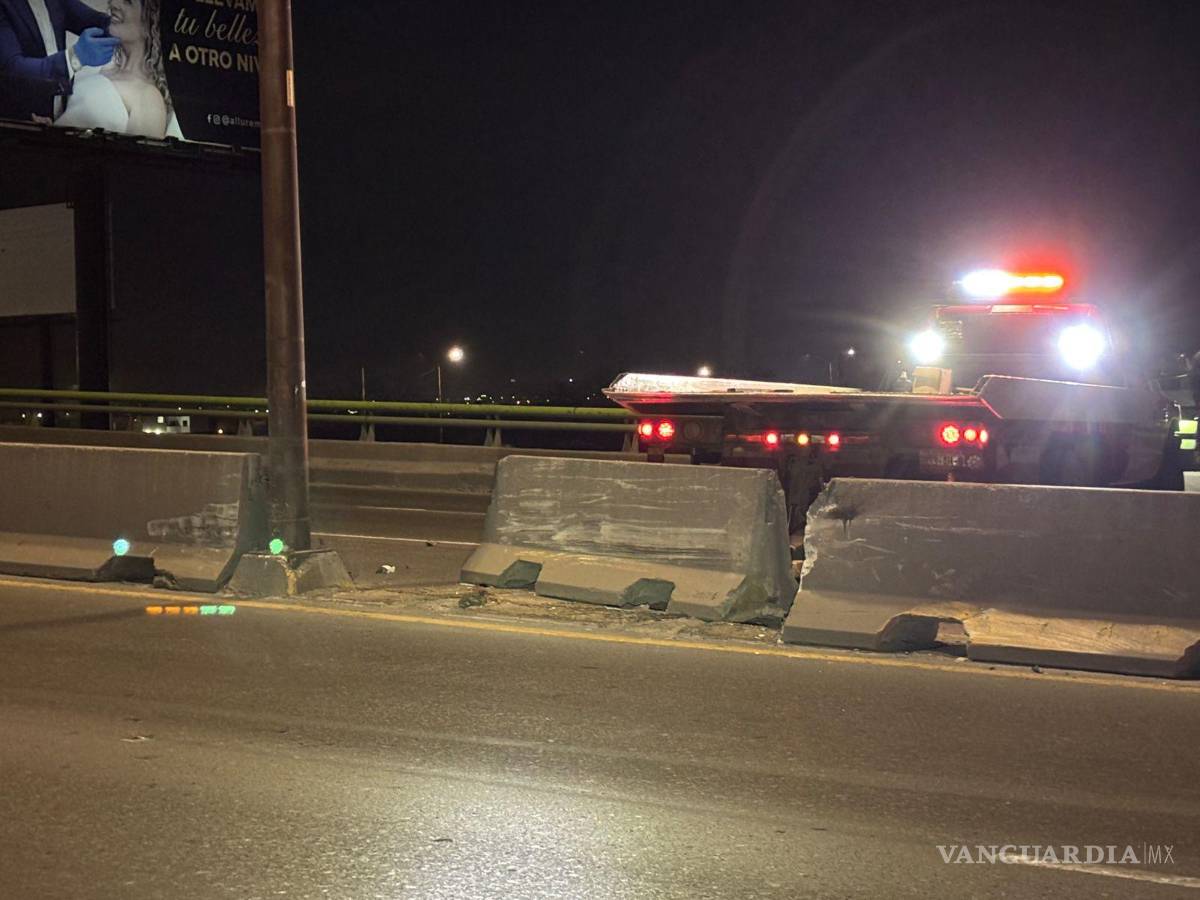 $!El bloque de concreto desplazado por el impacto obstruyó los carriles contrarios del puente vehicular.